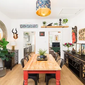 Quiet Location Near The Docks Secure Parking X2 Apartment